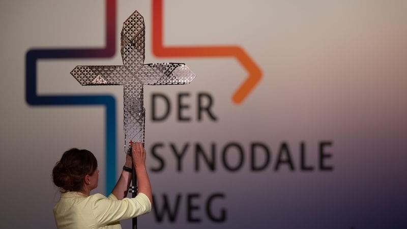 Die Synodalversammlung der katholischen Kirche: Homosexuelle Paare dürfen künftig in den katholischen Kirchen gesegnet werden. Die Synodalversammlung der katholischen Kirche: Homosexuelle Paare dürfen künftig in den katholischen Kirchen gesegnet werden.