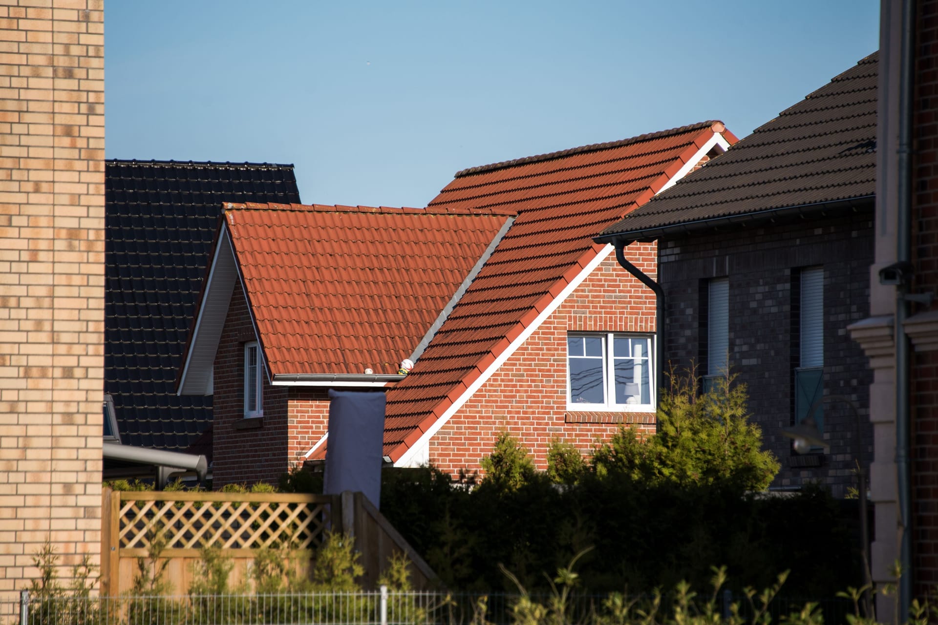 Einfamilienhaus (Symbolbild): Millionen von Haus- und Wohnungsbesitzern mussten eine Grundsteuererklärung abgeben. Einfamilienhaus (Symbolbild): Millionen von Haus- und Wohnungsbesitzern mussten eine Grundsteuererklärung abgeben.
