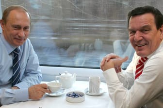 Gerhard Schröder und Wladimir Putin fahren in einem ICE Schleswig-Holstein (Archivbild): Wie viel Schuld trägt das Netzwerk des Altkanzlers am Krieg in der Ukraine?