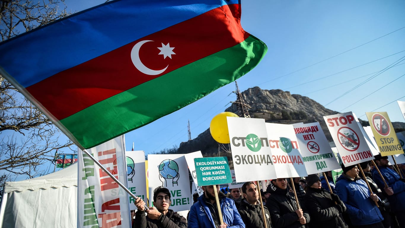 Blockade am Latschin-Korridor: Selbsternannte "Umweltaktivisten" aus Aserbaidschan blockieren die Zufahrt nach Bergkarabach seit Monaten.