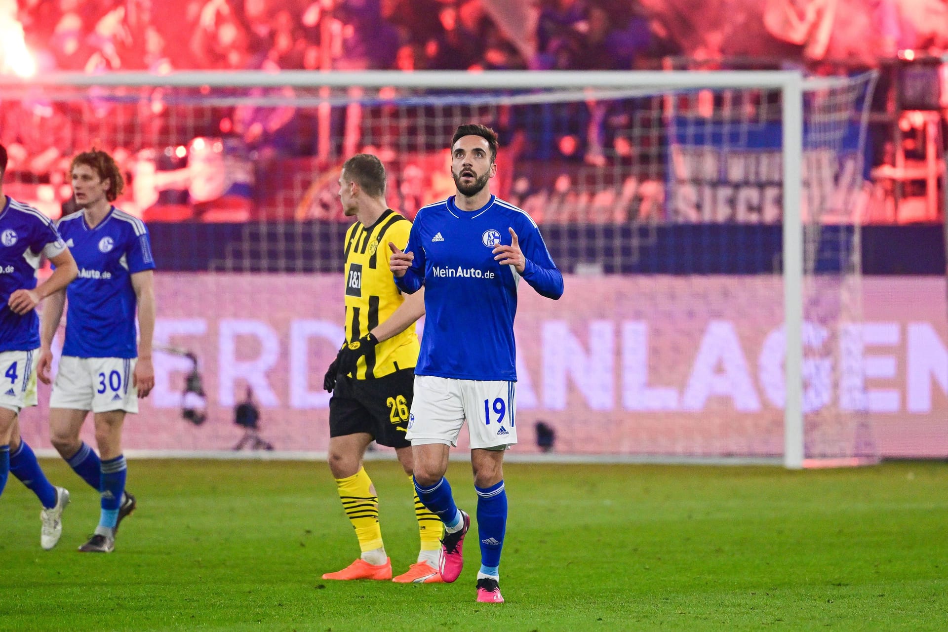 Torjubel zum 2:2 durch Kenan Karaman: Der Schalker glich gegen den BVB zum 2:2 aus.