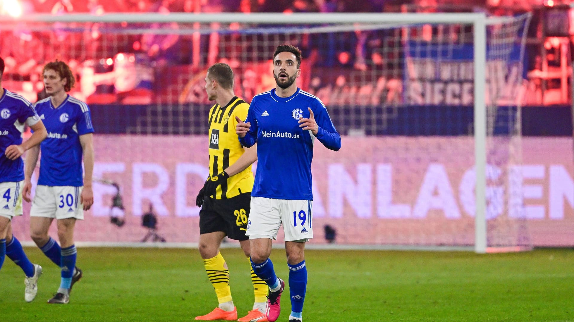 Torjubel zum 2:2 durch Kenan Karaman: Der Schalker glich gegen den BVB zum 2:2 aus.