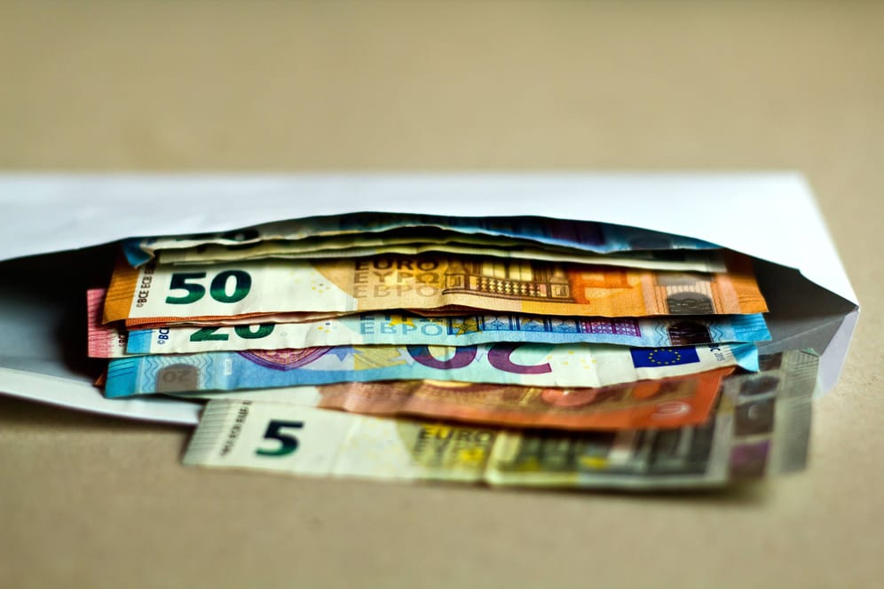 Bargeld in einem Briefumschlag (Symbolbild): Viele junge Menschen teilen sich aktuell bewusst Bargeld für bestimmte Zwecke ein.