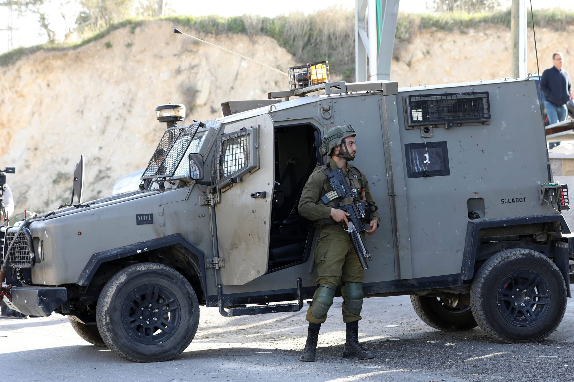 Israelische Soldaten halten Wache im nördlichen Westjordanland: Drei Palästinenser wurden von israelischen Streitkräften in der Nähe der Jit-Kreuzung westlich von Nablus.