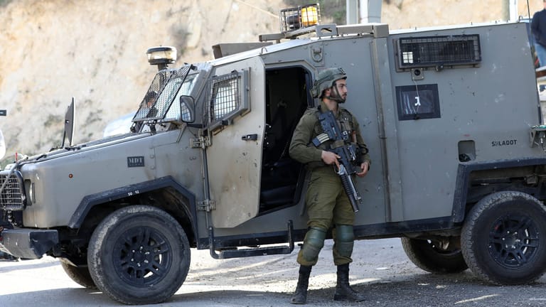 Israelische Soldaten halten Wache im nördlichen Westjordanland: Drei Palästinenser wurden von israelischen Streitkräften in der Nähe der Jit-Kreuzung westlich von Nablus.