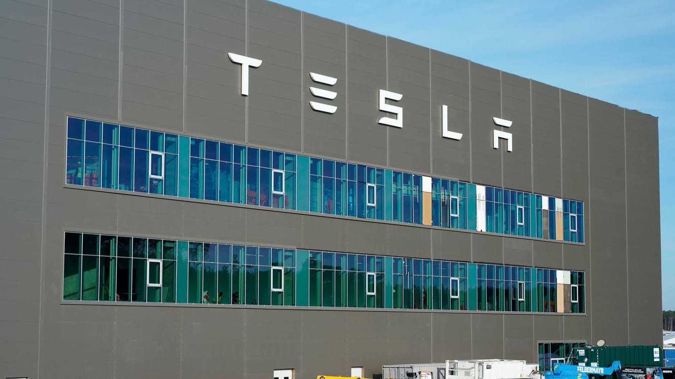 Tesla-Werk in Grünheide: Die Fabrik in Brandenburg feiert einjähriges Bestehen.
