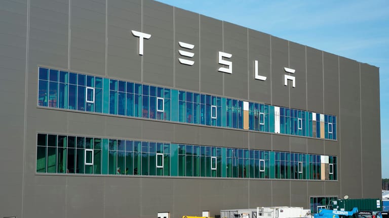 Tesla-Werk in Grünheide: Die Fabrik in Brandenburg feiert einjähriges Bestehen.