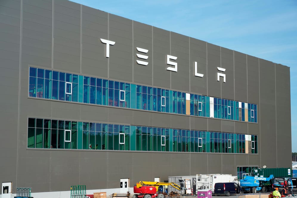 Tesla-Werk in Grünheide: Die Fabrik in Brandenburg feiert einjähriges Bestehen.