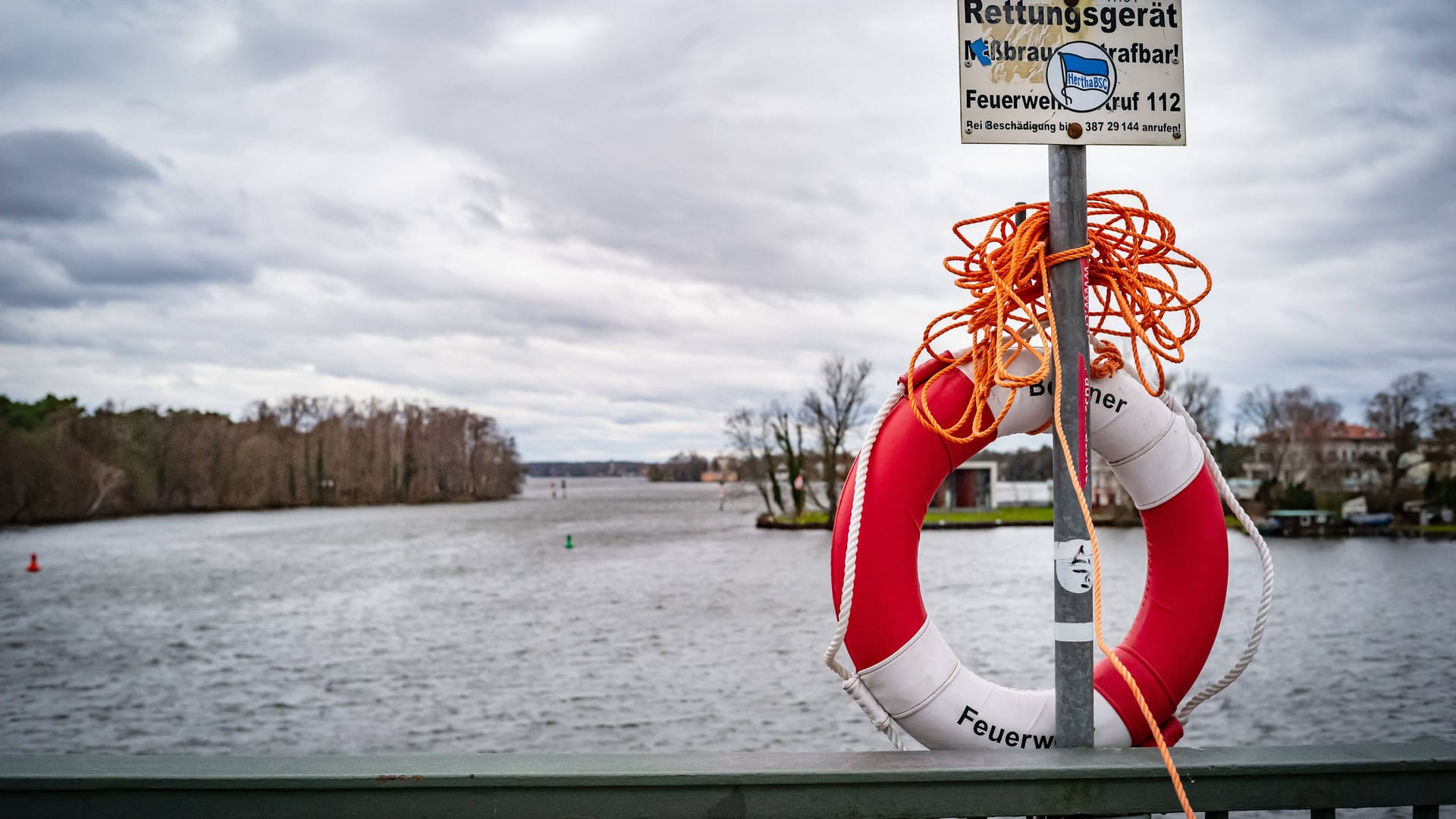 Fluss Dahme in Köpenick (Archivbild): Ein bisher unbekannter Toter wurde hier im Februar im Wasser gefunden.