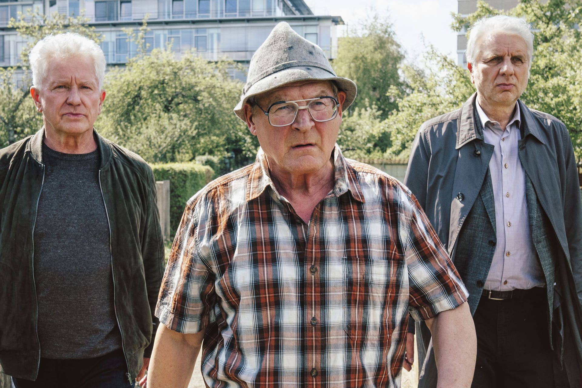 Ivo Batic (Miroslav Nemec, l.) und Franz Leitmayr (Udo Wachtveitl, r.) nehmen Hackl (Burghart Klaußner, M.) mit.