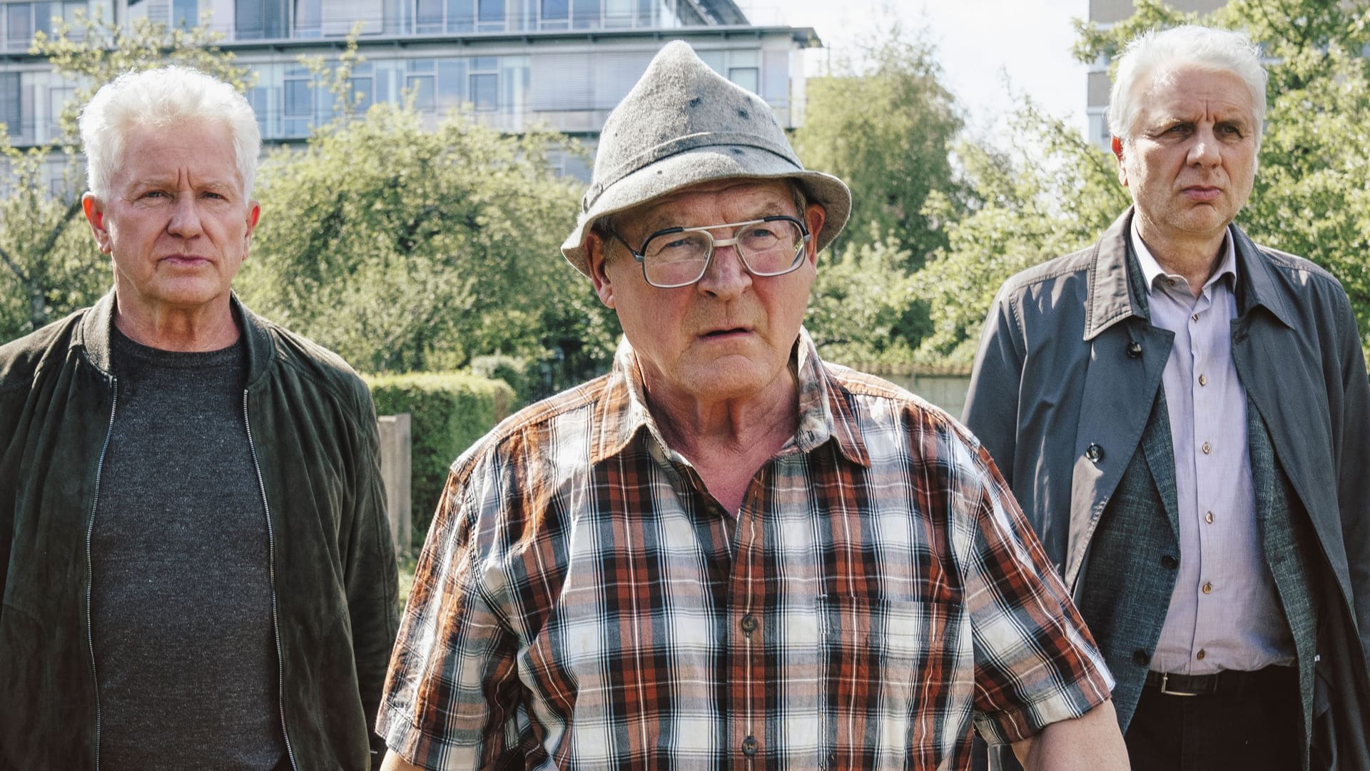 Ivo Batic (Miroslav Nemec, l.) und Franz Leitmayr (Udo Wachtveitl, r.) nehmen Hackl (Burghart Klaußner, M.) mit.