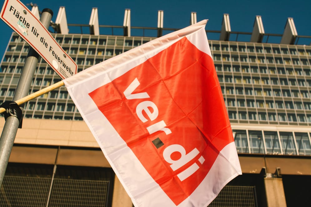 Eine Fahne mit der Aufschrift "ver.di": Die Beschäftigten der Hilfetelefone in Köln, sollen am Weltfrauentag ihre Arbeit niederlegen.