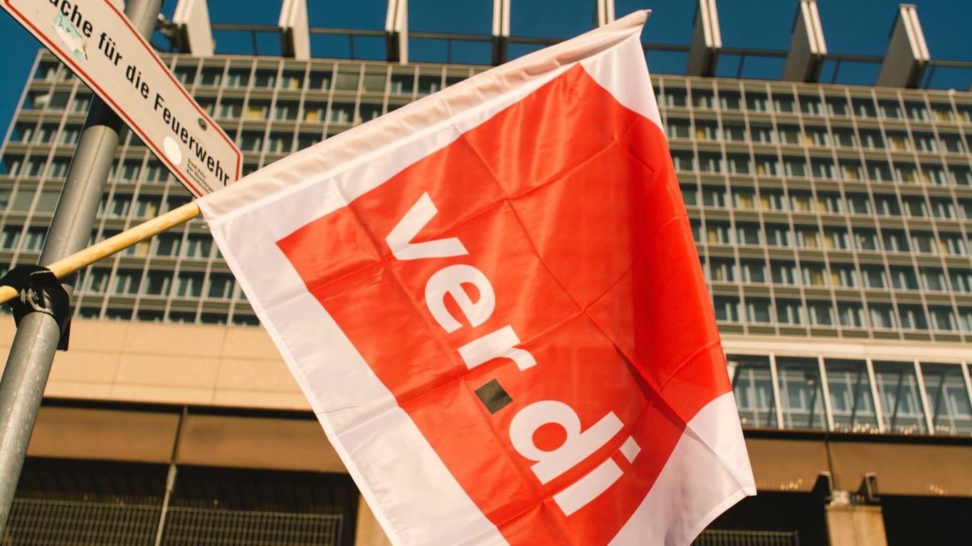 Eine Fahne mit der Aufschrift "ver.di": Die Beschäftigten der Hilfetelefone in Köln, sollen am Weltfrauentag ihre Arbeit niederlegen.