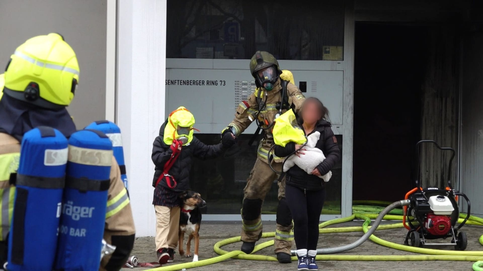 Personen werden aus dem Haus gerettet: Insgesamt gab es fünf Verletzte.