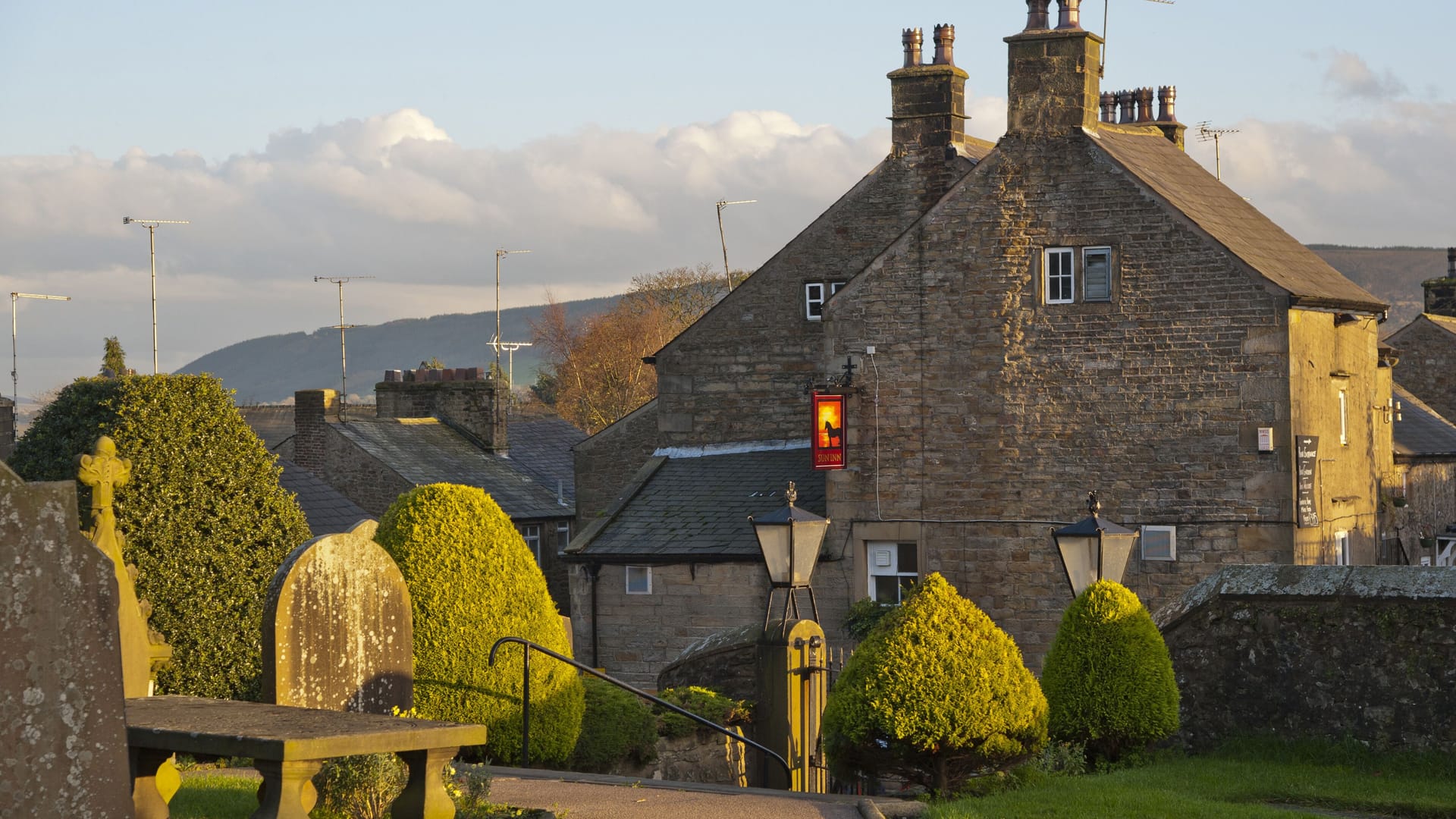 Blick auf Pub und das Dorf vom Kirchhof in Lancashire, England (Symbolbild): In dem Pub soll es spuken.