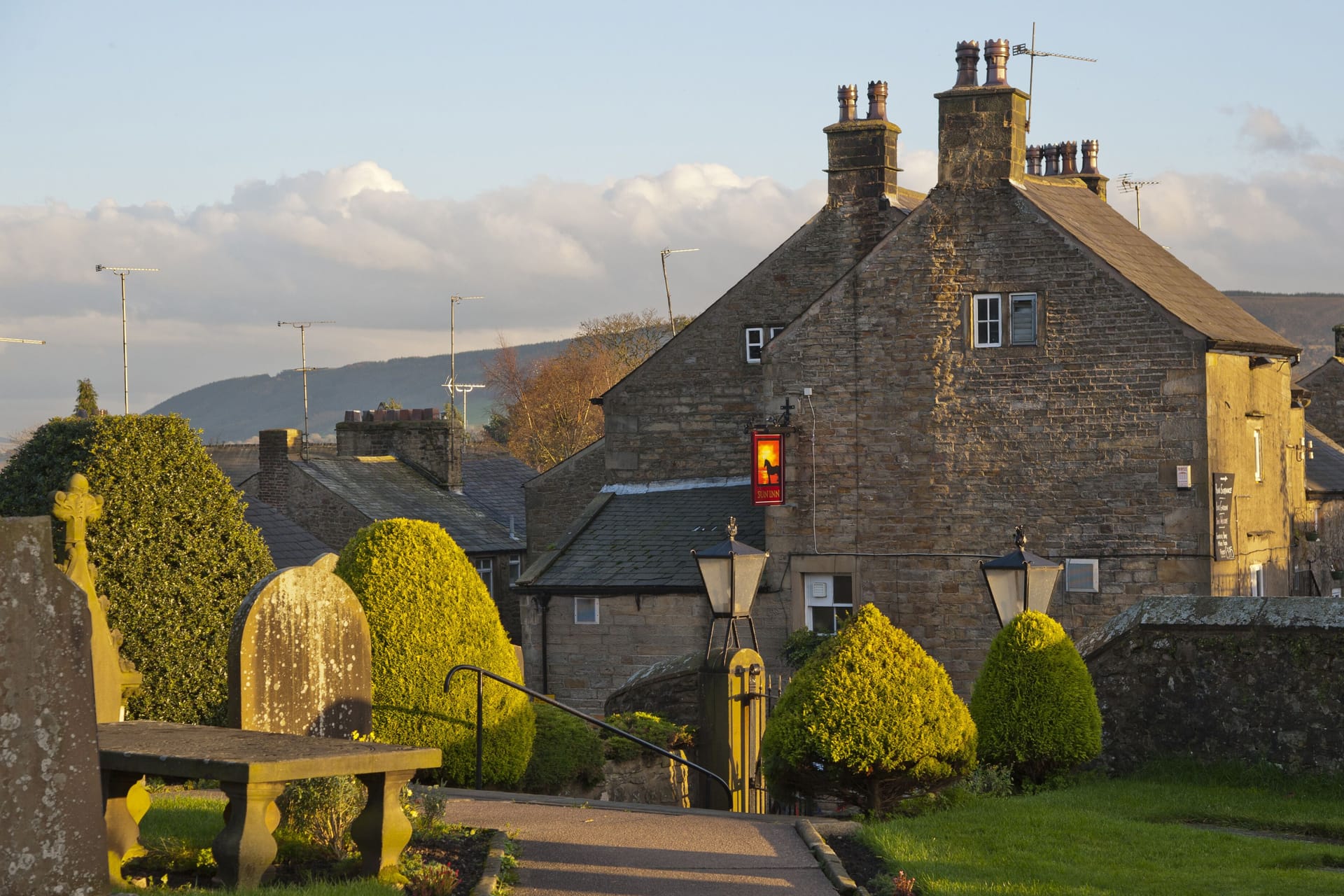 Blick auf Pub und das Dorf vom Kirchhof in Lancashire, England (Symbolbild): In dem Pub soll es spuken.