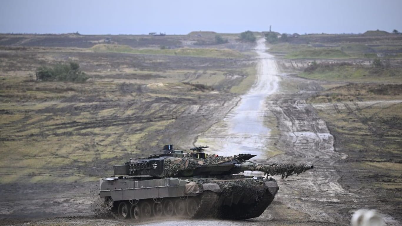 Leopard-Panzer bei einer Übung.