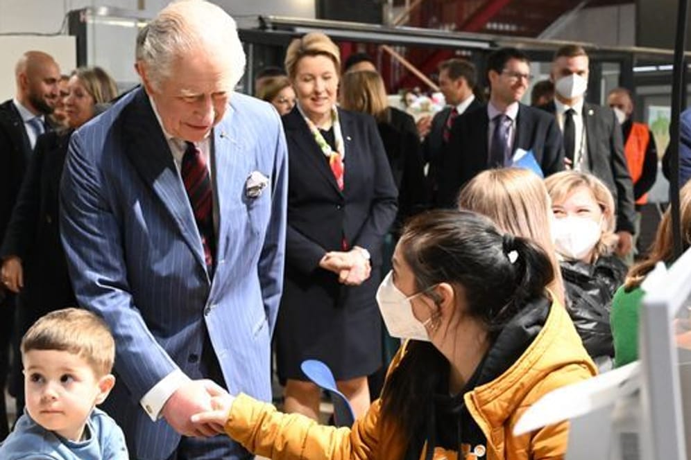 König Charles III. in Tegel: Der Royal besucht ukrainische Flüchtlinge.