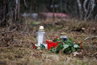 Trauerkerzen und Blumen in der Nähe des Schützenhauses in Bramsche, wo in der Nacht zu Sonntag eine 19-Jährige Frau gewaltsam getötet wurde.