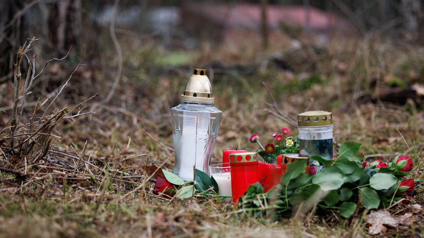Trauerkerzen und Blumen in der Nähe des Schützenhauses in Bramsche, wo in der Nacht zu Sonntag eine 19-Jährige Frau gewaltsam getötet wurde.