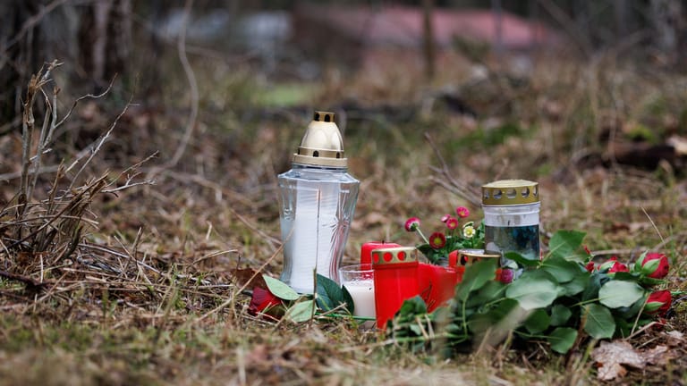 Trauerkerzen und Blumen in der Nähe des Schützenhauses in Bramsche, wo in der Nacht zu Sonntag eine 19-Jährige Frau gewaltsam getötet wurde.