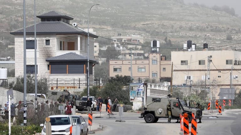 Eine israelische Siedlung nahe Nablus (Archivbild): Das Auswärtige Amt hat eine Gesetzesänderung des Parlaments in Israel kritisiert.