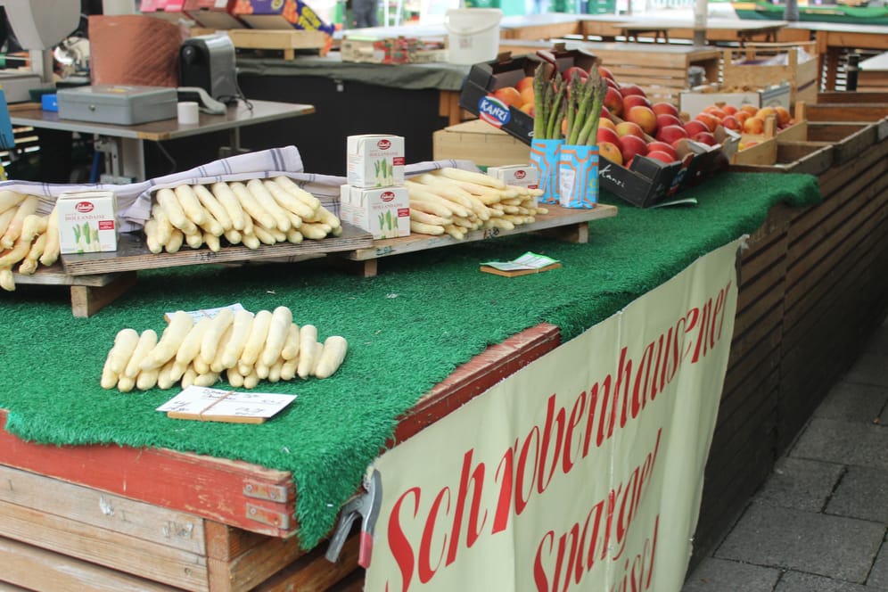 Spargel aus Schrobenhausen auf einem Gemüsestand am Viktualienmarkt in München: Die Saison hat in Bayern inzwischen begonnen.