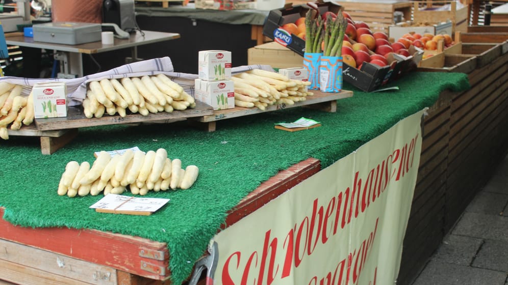 Spargel aus Schrobenhausen auf einem Gemüsestand am Viktualienmarkt in München: Die Saison hat in Bayern inzwischen begonnen.