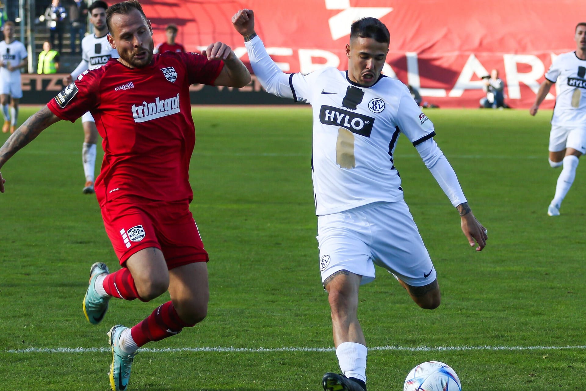 Spieler vom MSV Duisburg und SV Elversberg im Hinspiel: Das Rückspiel muss verschoben werden.