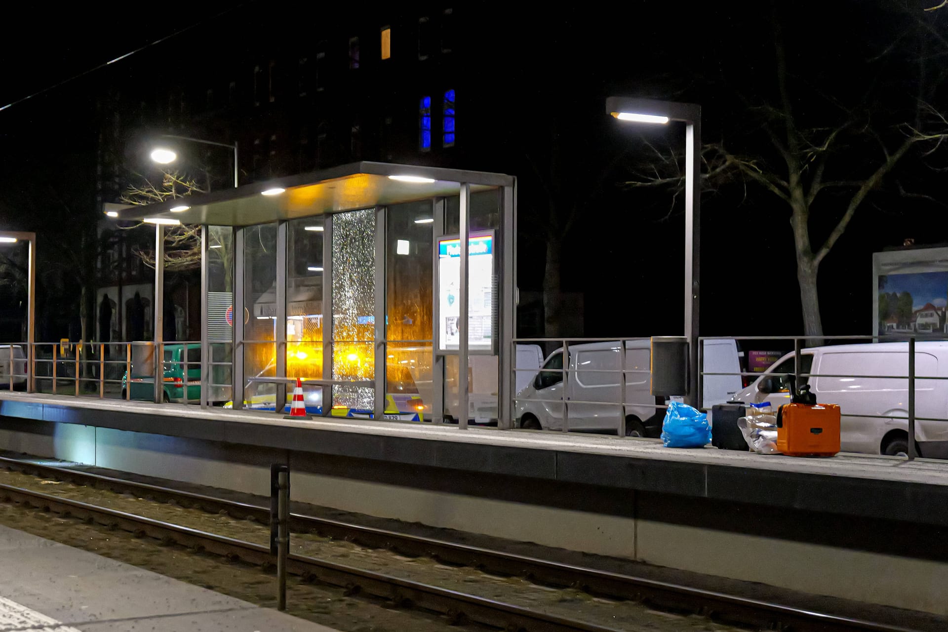 imago images 0238084795Durch Schüsse ist auch eine Scheibe an der Haltestelle Fiedelerstraße im Stadtteil Döhren zersprungen.