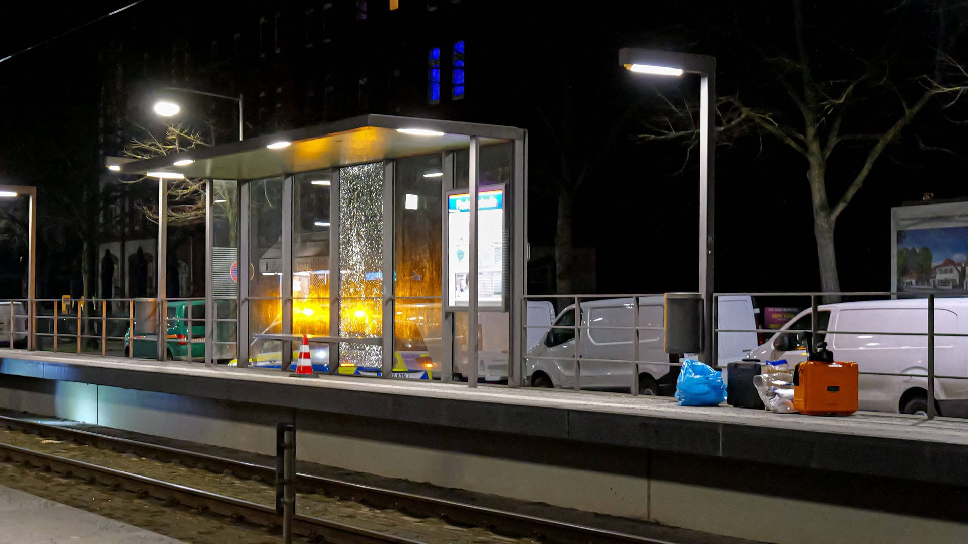 imago images 0238084795Durch Schüsse ist auch eine Scheibe an der Haltestelle Fiedelerstraße im Stadtteil Döhren zersprungen.