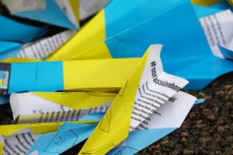 Papierflieger in den ukrainischen Farben: Der Liedtext steht auf der Rückseite.