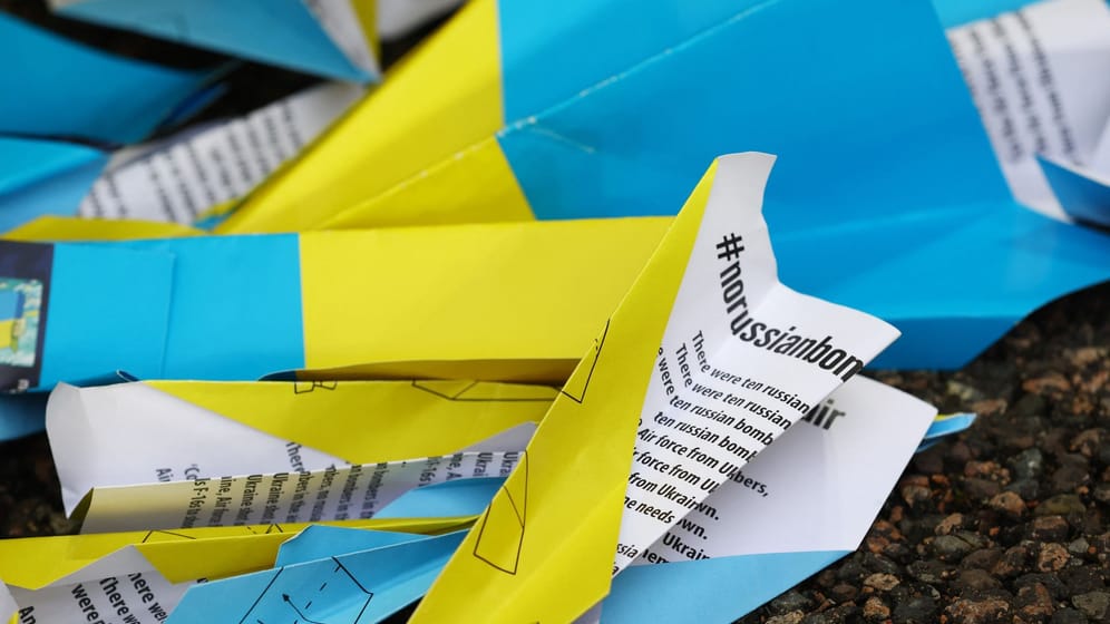 Papierflieger in den ukrainischen Farben: Der Liedtext steht auf der Rückseite.