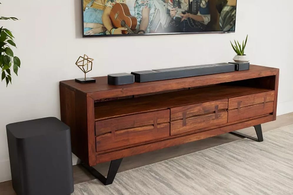 Eine Soundbar von JBL liegt im aktuellen Test ganz vorn.