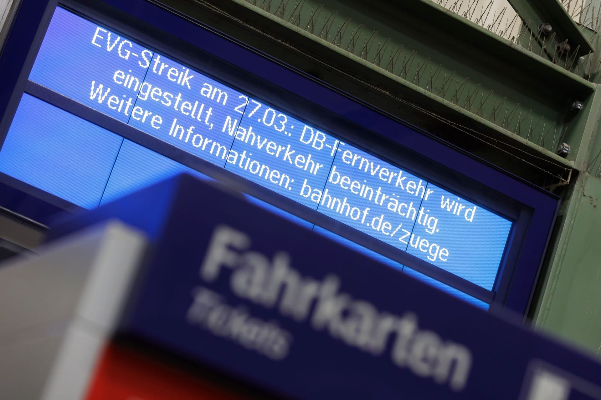 Eine Hinweistafel weist auf den Streik der EVG hin (Archivfoto): Der Fernverkehr wird komplett, der Regionalverkehr größtenteils eingestellt. Notfahrpläne sind laut Bahn nicht möglich.