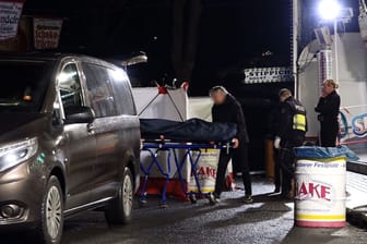 Abtransport eines Toten in Münster: Der Mann war am Samstagabend auf einer Kirmes getötet worden.