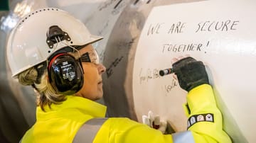 EU-Kommissionspräsidentin Ursula von der Leyen verewigt sich auf einer Gasröhre der Förderplattform Troll A: "Zusammen sind wir sicher", steht auf Englisch über ihrer Unterschrift.