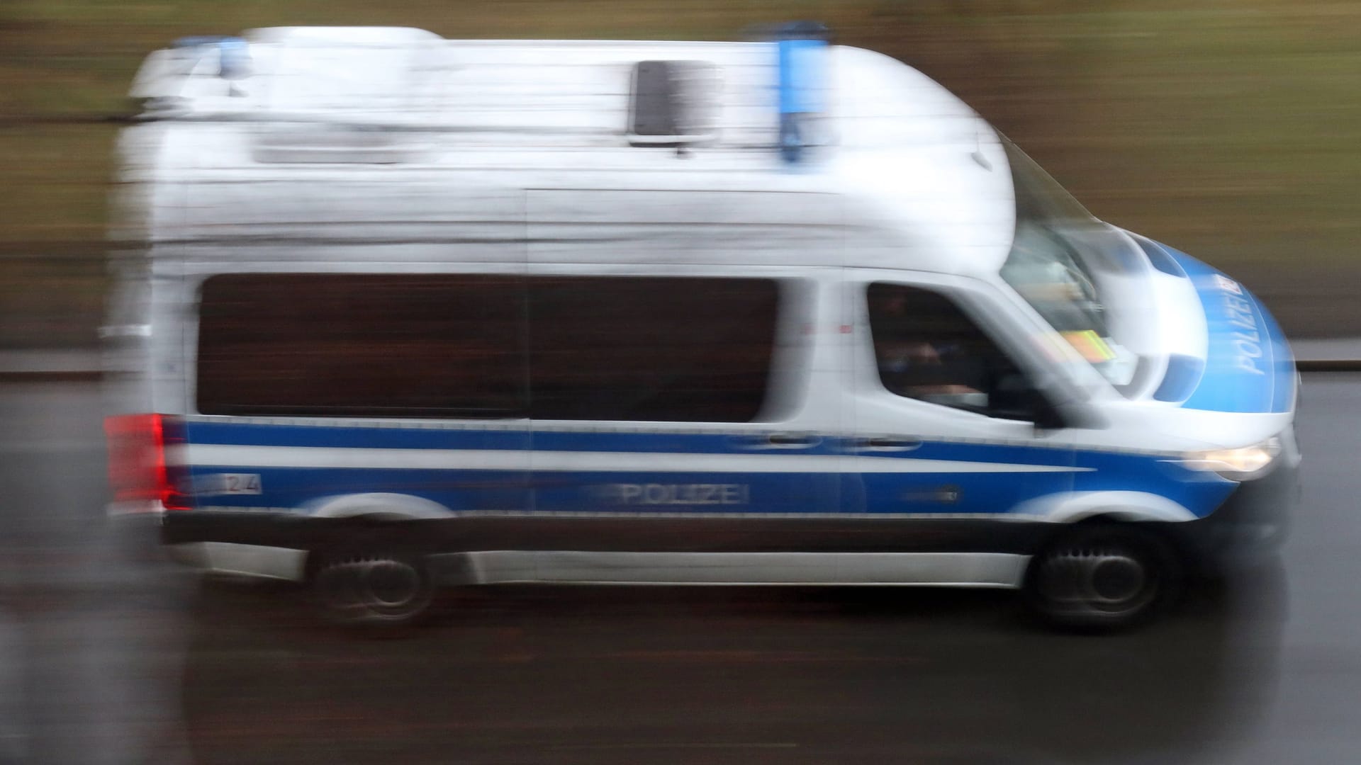 Ein Wagen der Polizei im Einsatz (Archivbild): Nach einer Massenschlägerei wurden zwei Personen verhaftet. Ein Wagen der Polizei im Einsatz (Archivbild): Nach einer Massenschlägerei wurden zwei Personen verhaftet.