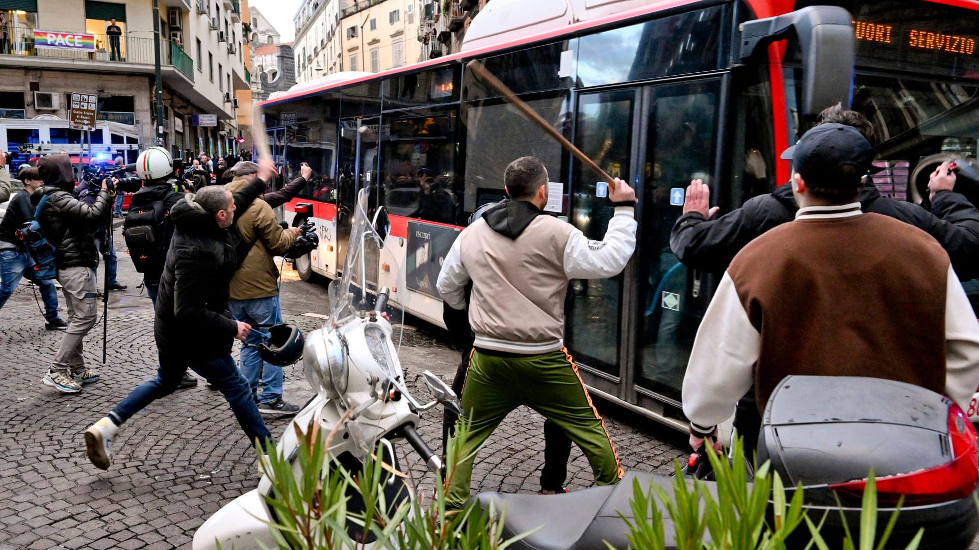 Mit Stangen bewaffnet griffen einige Neapolitaner den Stadtbus an.