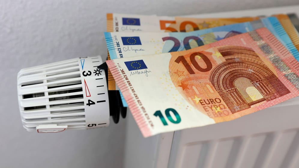 Euroscheine auf einer Heizung (Symbolbild): Wegen einer Gesetzeslücke bei der Strom- und Gaspreisbremse gehen manche Verbraucher leer aus.