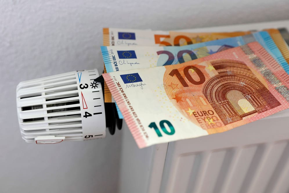 Euroscheine auf einer Heizung (Symbolbild): Wegen einer Gesetzeslücke bei der Strom- und Gaspreisbremse gehen manche Verbraucher leer aus.