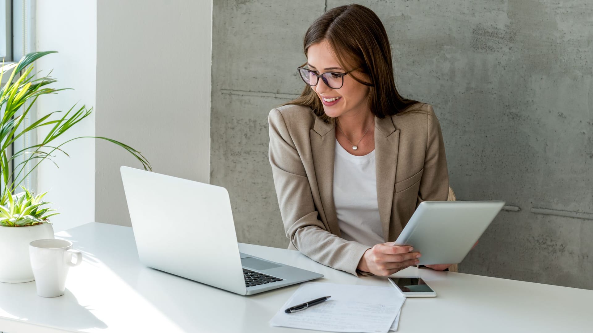 Finanzielle Absicherung: Wer sich selbstständig machen will, kann erste Schritte oft neben dem Job gehen.