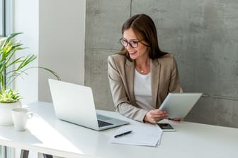 Finanzielle Absicherung: Wer sich selbstständig machen will, kann erste Schritte oft neben dem Job gehen.