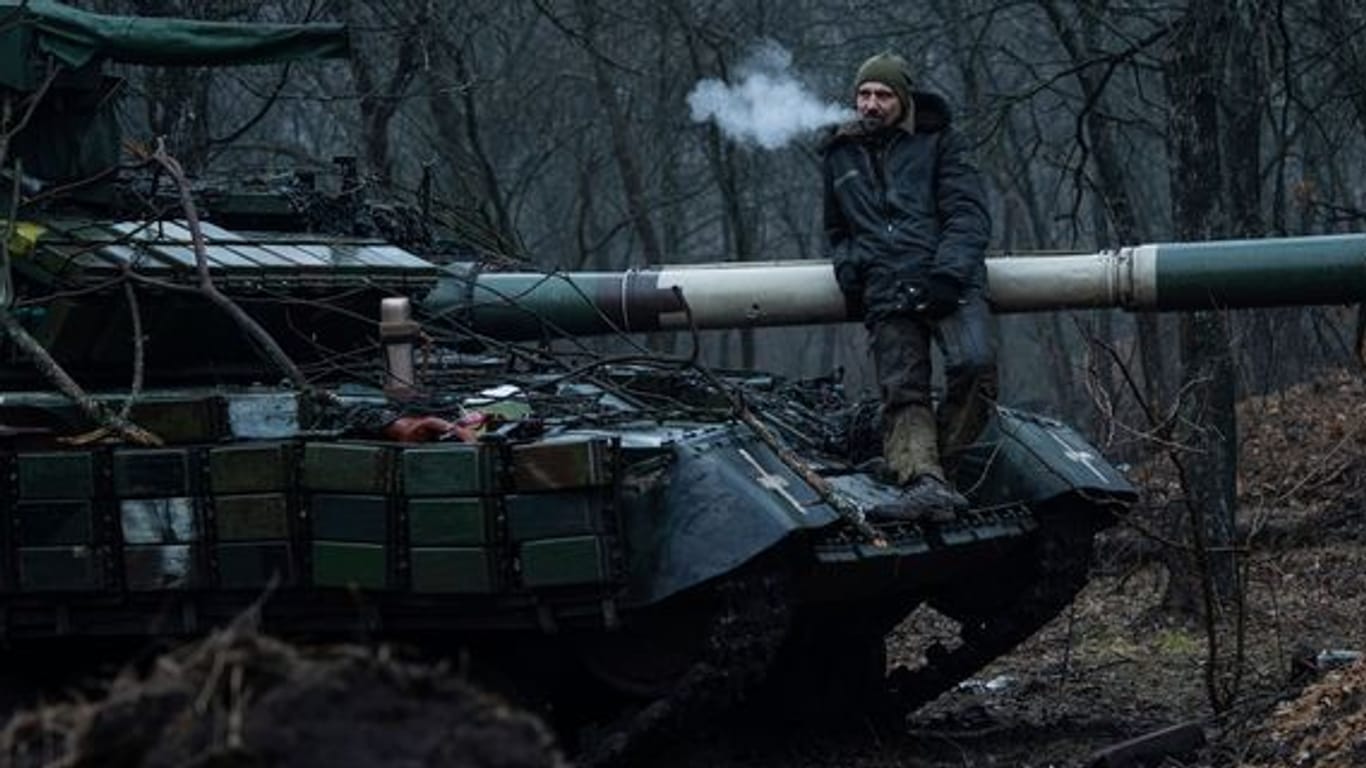 Ukraine, Bachmut: Ein ukrainischer Soldat sitzt in einem Panzer an der Frontlinie. (Symbolbild)