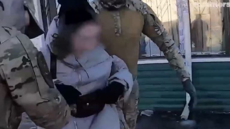 FSB-Agenten nehmen eine Frau in Chabarowsk fest: Ihr stehen bis zu 20 Jahre Haft bevor.