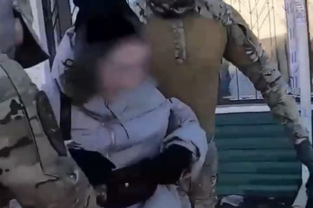 FSB-Agenten nehmen eine Frau in Chabarowsk fest: Ihr stehen bis zu 20 Jahre Haft bevor.