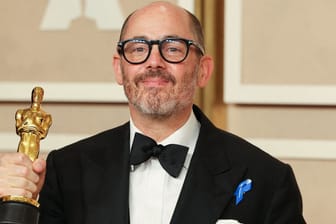 Edward Berger: Der Regisseur von "Im Westen nichts Neues" gewann bei den 95. Oscars einen Goldjungen.