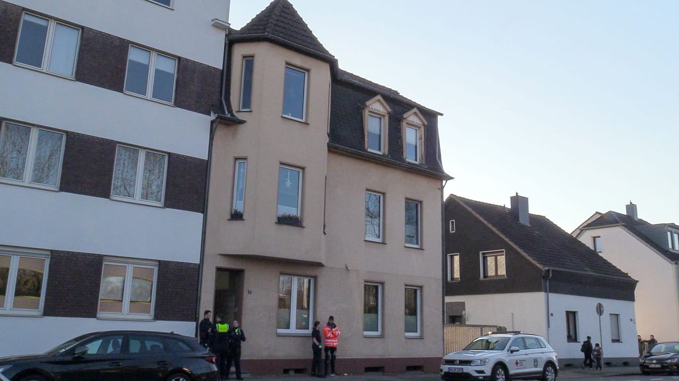 Einsatzkräfte vor einem Mehrfamilienhaus in Styrum: Eine 56-jährige Frau verstarb nach einem Angriff ihres Mannes.