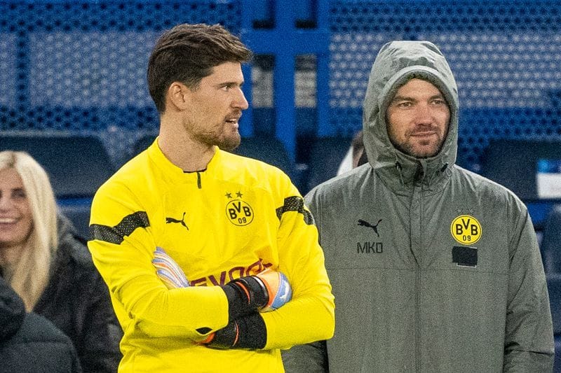 Dortmunds Torwart Gregor Kobel (l.) steht gegen Chelsea nicht in der Startelf.