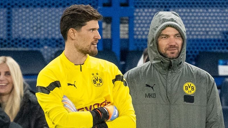 Dortmunds Torwart Gregor Kobel (l.) steht gegen Chelsea nicht in der Startelf.